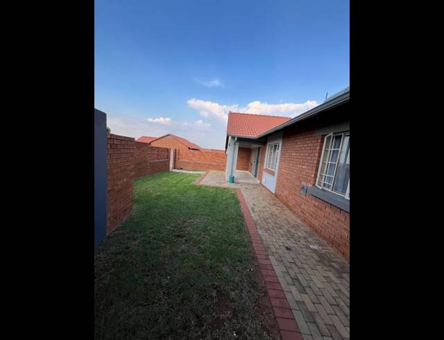 3 BEDROOM TOWNHOUSE FOR SALE IN MONAVONI